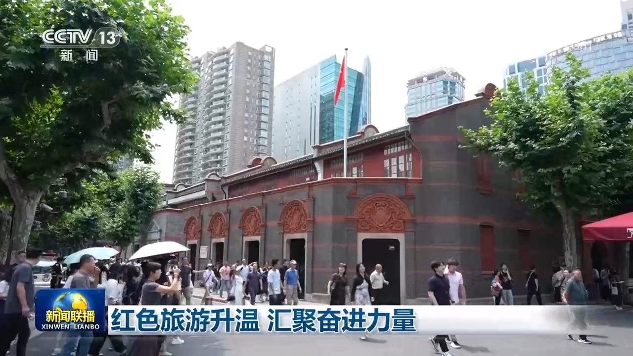 西安一轿车失控撞上公交站台